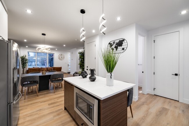 Photo - 7609-7688 88 Ave NW Unit 4