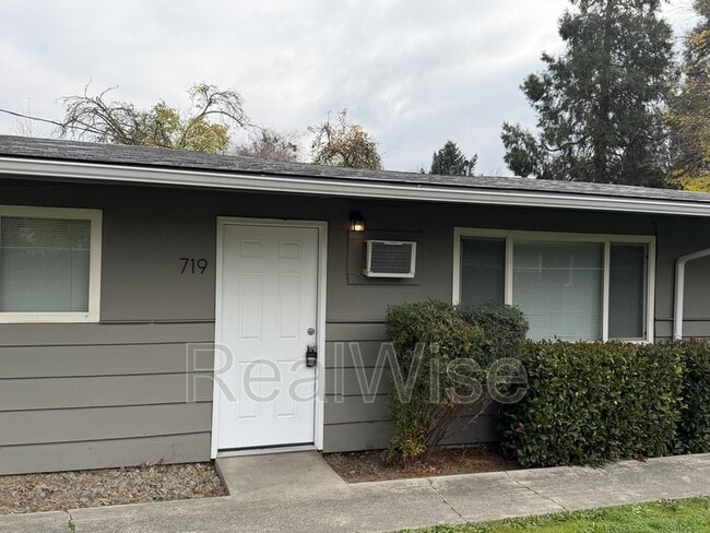 Photo - 719 SW Bridge St