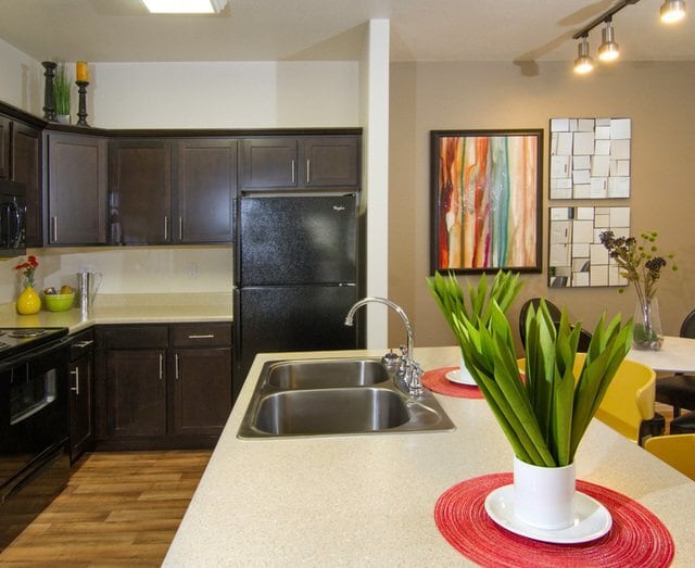 Isla de la cocina con encimera de granito - Talavera at the Junction Apartments & Town...