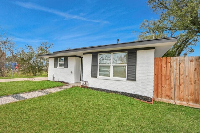 Building Photo - 5115 Clay St