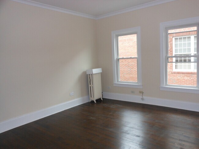 ¡Brillante y soleado! - 805-09 West Elm St.