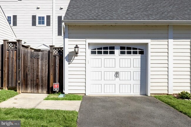 562 Marina Landing Ln