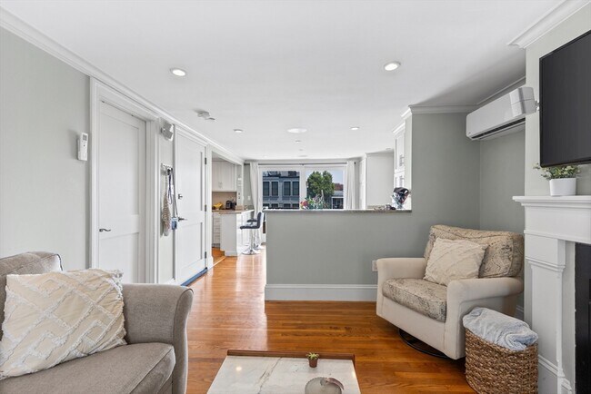 Photo - 256 W 3rd St Unidad 2