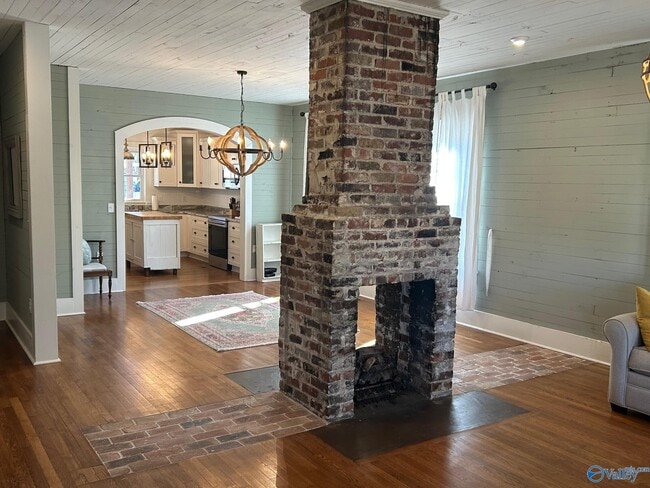 Photo - 704 Barkley St SW