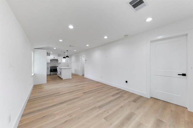 Building Photo - 5610 Chapman St Rental