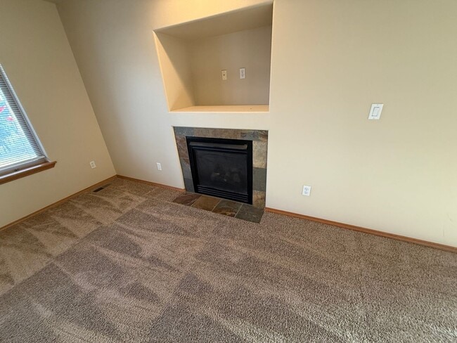 Photo - SE 4 Bdrm, 3 bath, New Flooring Throughout, Gas Heat/Fireplace, Double Garage
