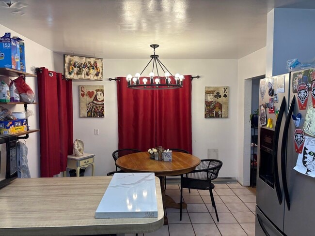 Photo - 825 Palomas Dr SE