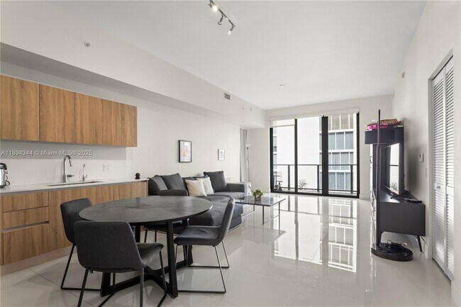 Photo - 2960 NE 207th St Unidad 502