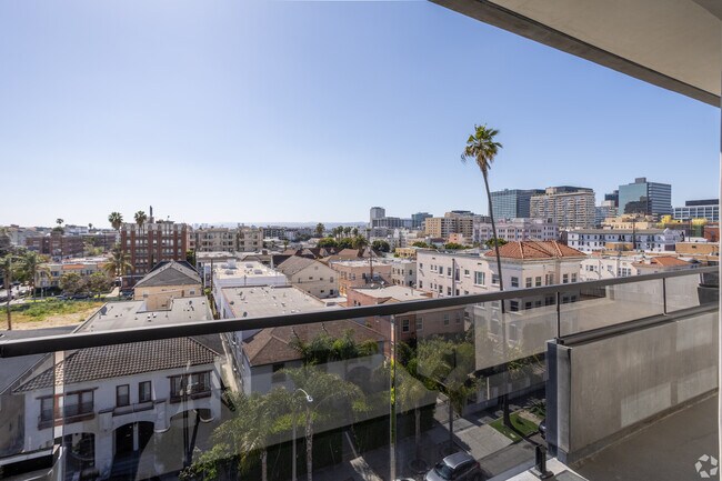 Photo - 846-848 S Mariposa Ave