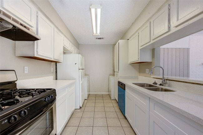 Photo - 212 Quaker Dr