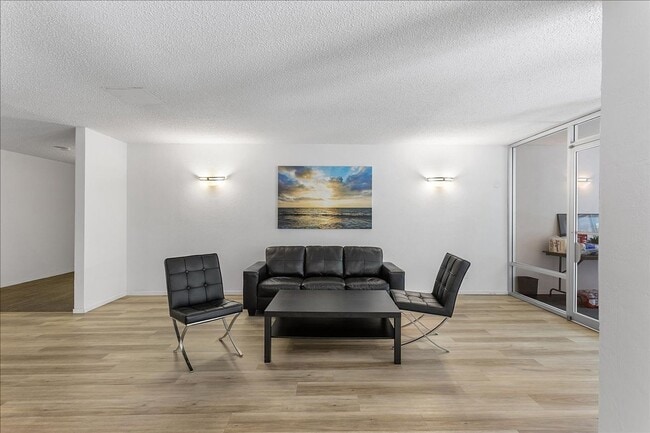 Photo - 955 Shorepoint Ct