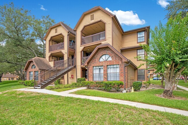 Building Photo - 305 Lakepointe Dr