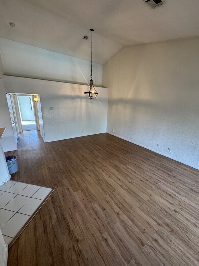 "Chic & Cozy 2-Bedroom Condo Oasis in Vibrant Las Vegas – 949 Sq. Ft. of Modern Comfort!"
