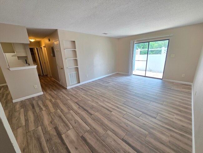 Building Photo - 1610 Green Briar Pkwy