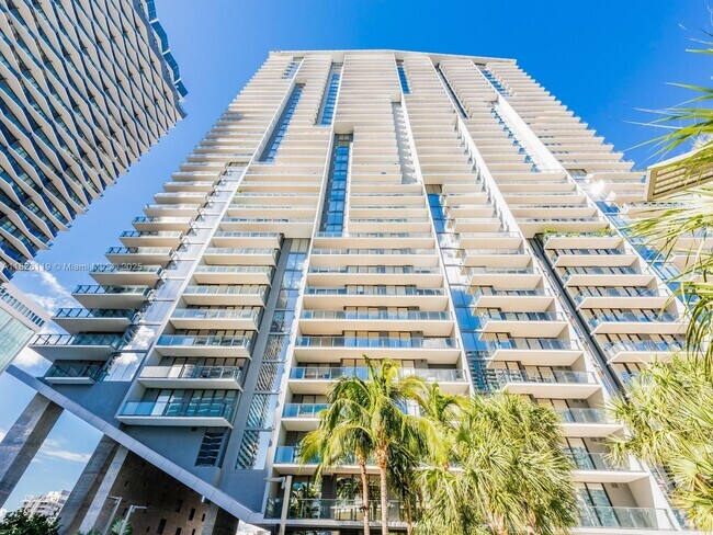 Building Photo - 88 SW 7th St Unit 3810 Rental