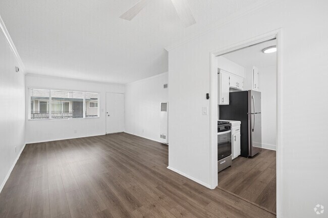 1BR, 1BA - 675SF - Living Room