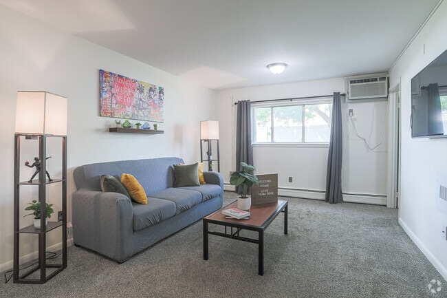 3 habitaciones, 1 baño - 860 pies cuadrados - Sala de estar - The Edge at 1815 - Student Housing