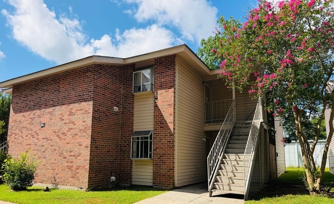 Building Photo - 7724 Bles Ave Unit Apt. C