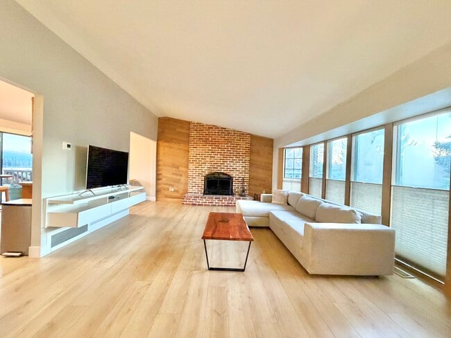 Building Photo - 2028 N Havichur Loop