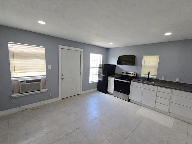 Photo - 9010 Linda Vista Rd