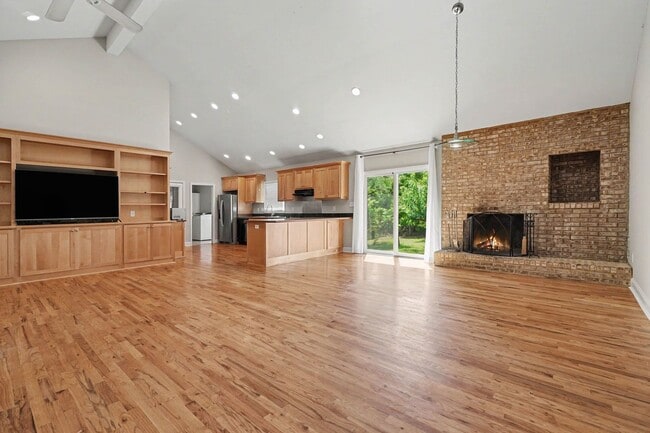 Photo - 290 University Cir