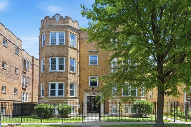 Building Photo - 6341 N Oakley Ave Unit 2