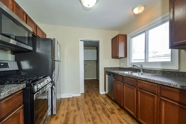 Photo - 712 W James St