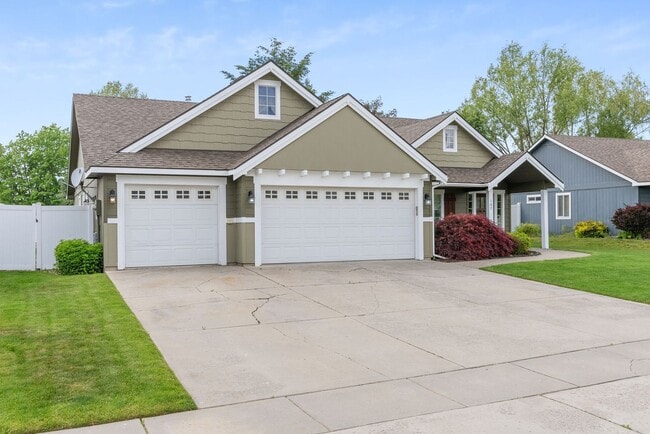 3 Bedroom Home with a 3 Car Garage in Deer... - 3 Bedroom Home with a 3 Car Garage in Deer...