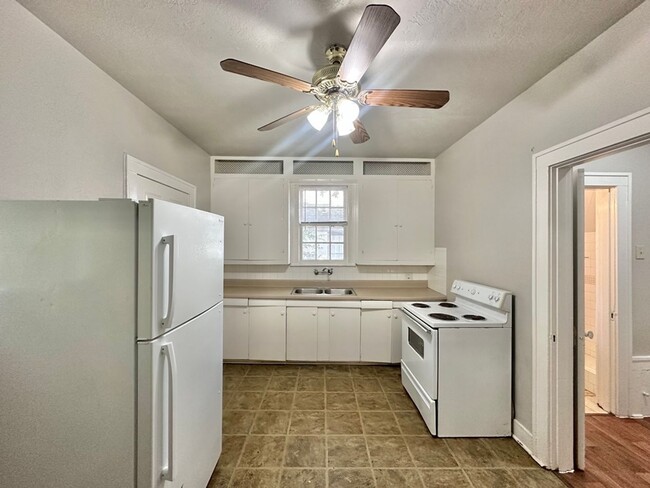 Photo - College Ave Triplex Unidad B- Downstairs