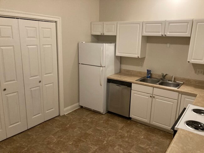 Kitchen - 138 Briarwood Ct Unidad D