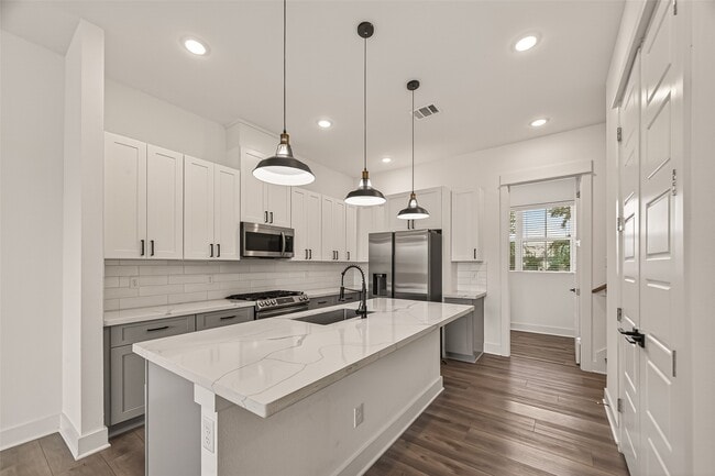 Building Photo - 1406 Mansfield St