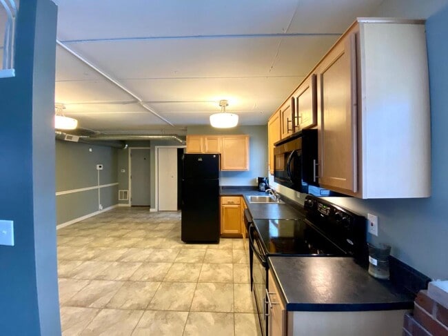 Building Photo - 1808 3rd Ave Unit 103