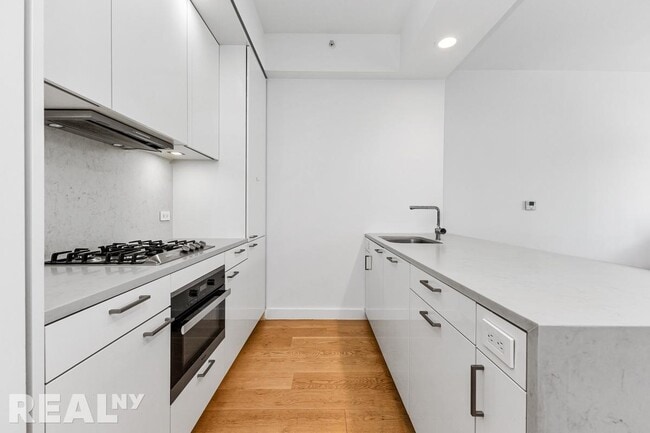 Building Photo - 301 E 61st St Rental