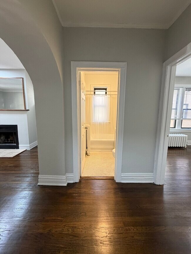 Photo - 635 W Roscoe St