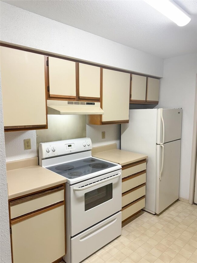 Building Photo - 977 Riverside Dr Unit 232 Rental