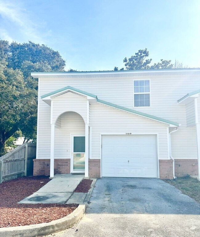 Building Photo - Nice 2 Bedroom/2.5 Bath/1 Car Garage End Unit Townhome For Rent!