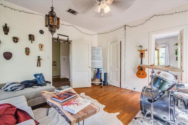 Photo - 1103 W 22nd St