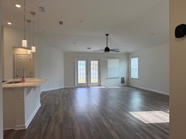 Photo - Like New 4/2 Lake Asbury