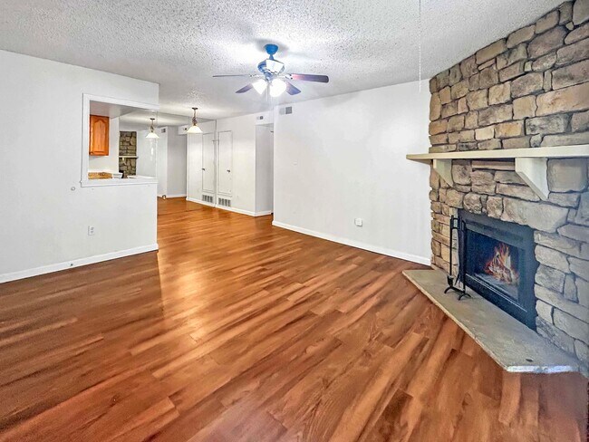 Photo - $0 DEPOSIT OPTION. SPACIOUS 2-BEDROOM, 2-B... Unidad B203
