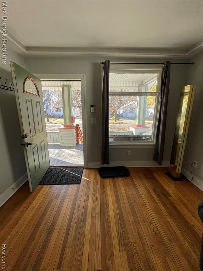 Photo - 808 Laprairie St