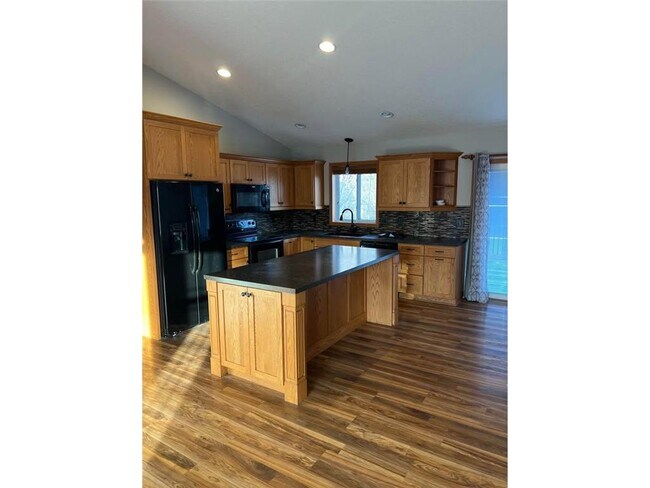 Photo - 610 Dillon Ave N