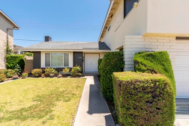 Photo - **Remodeled** spacious 5 bedroom home!!!