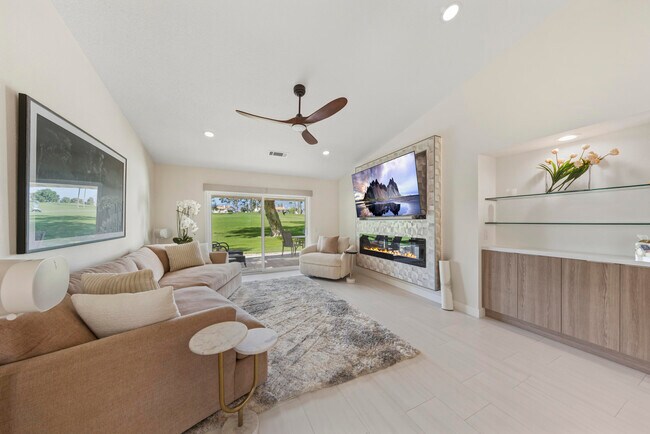 Photo - 269 Vista Royale Cir W