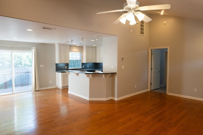 Photo - 209 Ash St Unit C
