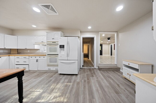 Photo - 809 Burleson St