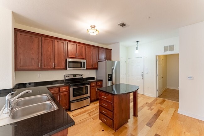 Photo - 910 W 25th St