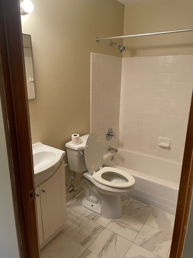 Baño - 5745 Glenwood Ave Unidad 12