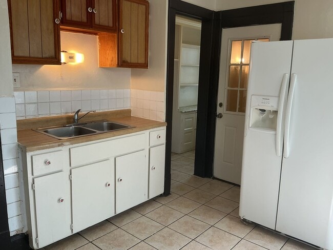 Building Photo - 800-802 S 32nd St Unit lower