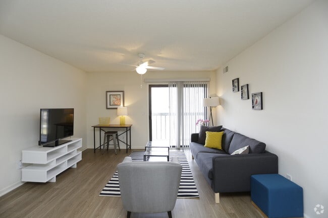 1BR, 1BA - 1A_696 SF