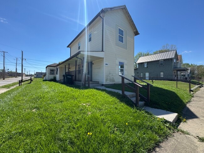 Building Photo - 1001 W 1st St